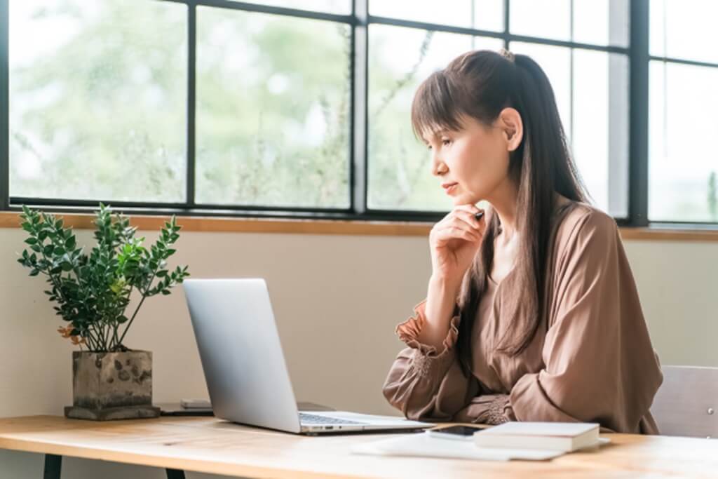 50代女性　仕事　辞めたい　辞められない　迷い　不安