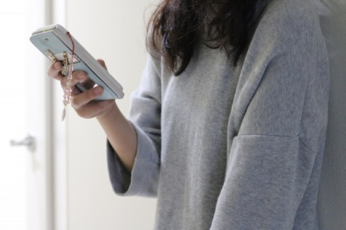 顔が見えないからこそ本音が話せる。50代女性の悩みに「電話占い」が絶対的におすすめな理由と上手な利用のコツ