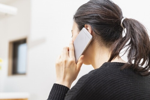 顔が見えないからこそ本音が話せる。50代女性の悩みに「電話占い」が絶対的におすすめな理由と上手な利用のコツ