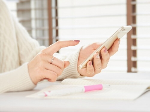 顔が見えないからこそ本音が話せる。50代女性の悩みに「電話占い」が絶対的におすすめな理由と上手な利用のコツ