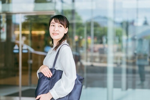 顔が見えないからこそ本音が話せる。50代女性の悩みに「電話占い」が絶対的におすすめな理由と上手な利用のコツ